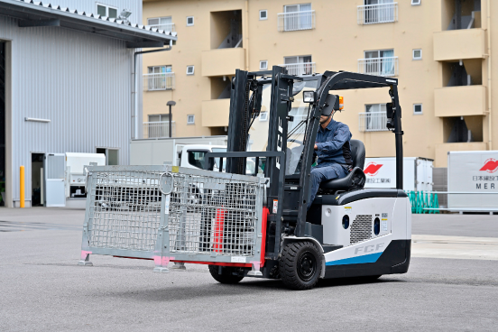 実証実験中の燃料電池フォークリフト